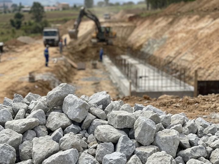 Pedra rachão para aterro e drenagem